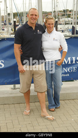 Zara Phillips et son petit ami Mike Tindall à Cowes sur l'île de Wight avant de participer à la course Artemis Challenge autour de l'île. Banque D'Images