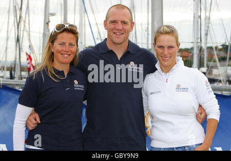 Zara Phillips et son petit ami Mike Tindall avec le yachtswoman Sam Davies (à gauche) à Cowes sur l'île de Wight avant de participer à la course Artemis Challenge autour de l'île ensemble. Banque D'Images