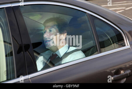 Le secrétaire écossais à la justice, Kenny MacAskill, arrive à la prison de Greenock pour rencontrer le bombardier Lockerbie Abdelbaset Ali Mohmed Al Megrahi, alors qu'il envisage une demande de retour du prisonnier en Libye. Banque D'Images