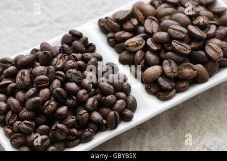 Les grains de café torréfié, peaberry et haricots plats Banque D'Images