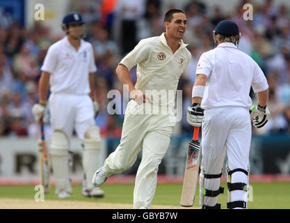 Cricket - les Ashes 2009 - npower quatrième Test - Premier jour - Angleterre / Australie - Headingley.Mitchell Johnson en Australie célèbre le cricket de Ian Bell en Angleterre Banque D'Images