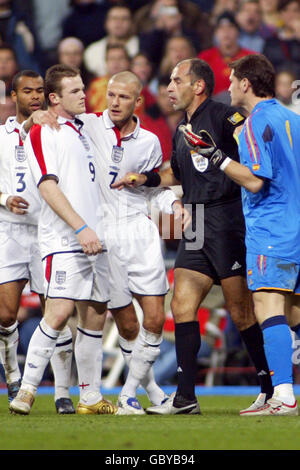 Wayne Rooney, en Angleterre, est apaisé par le capitaine David Beckham Comme arbitre George Kasnaferis a des mots comme gardien de but de l'Espagne Iker Casillas regarde sur (r) Banque D'Images