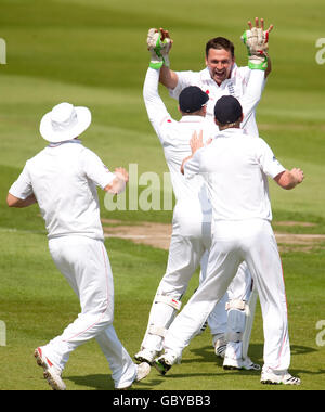 Steve Harmison, de l'Angleterre, célèbre le rejet de Simon Katich, de l'Australie, lors du quatrième test à Headingley, à Leeds. Banque D'Images