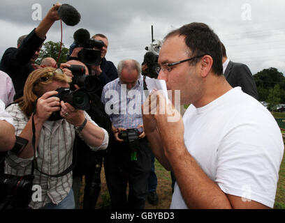 Michael Biggs, le fils du grand train Robber Ronnie Biggs, détient les documents de libération de sa prison à l'extérieur de Norwich et de l'hôpital Norfolk. Banque D'Images