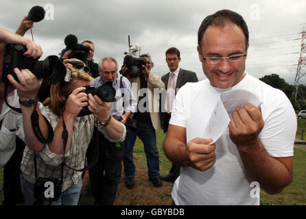 Michael Biggs, le fils du grand train Robber Ronnie Biggs, détient les documents de libération de sa prison à l'extérieur de Norwich et de l'hôpital Norfolk. Banque D'Images