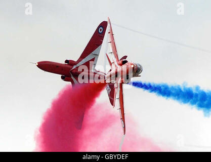 Deux avions des flèches rouges de la RAF sont exposés au Royal International Air Tattoo à la RAF Fairford, Gloucestershire. Banque D'Images