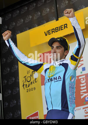 Alberto Contador Team Astana célèbre la victoire de la scène 15 sur le podium et prend le maillot jaune lors de la quinzième étape du Tour de France à Verbier, Suisse. Banque D'Images