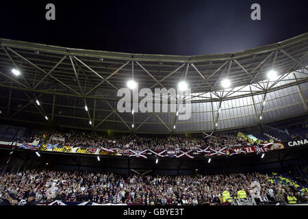Au cœur des fans du Midlothian, imprégnez-vous de l'atmosphère du Stade de Kuip Banque D'Images