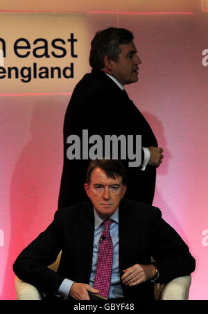 Le Premier ministre Gordon Brown (à l'arrière) et le secrétaire d'entreprise Peter Mandelson au Nissan Works de Sunderland. Banque D'Images