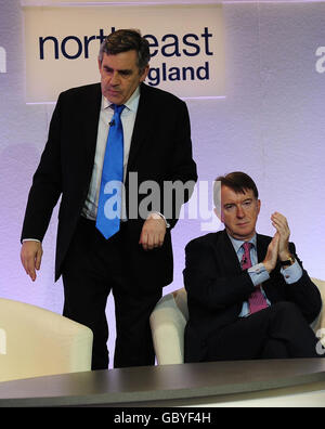 Le Premier ministre Gordon Brown (à gauche) et le secrétaire d'entreprise Peter Mandelson au Nissan Works de Sunderland. Banque D'Images