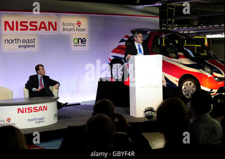 Le Premier ministre Gordon Brown (à droite) et le secrétaire d'entreprise Peter Mandelson au Nissan Works de Sunderland. Banque D'Images