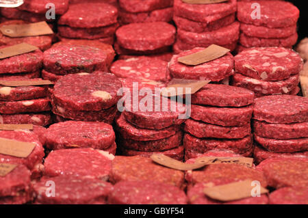 Les hamburgers de boeuf à vendre au marché de la Boqueria, Barcelone. La Catalogne, Espagne Banque D'Images