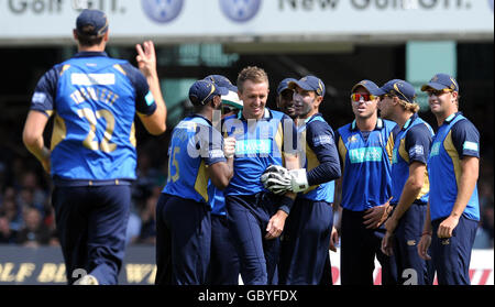 Chris Tremlett du Hampshire fait des gestes tandis que Dominic Cork célèbre son troisième volet pour obtenir Chris Nash lbw lors de la finale du trophée Provident des amis à Lord's, Londres. Banque D'Images