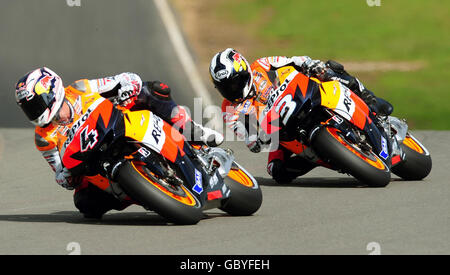 Andrea Dovizioso de Honda (à gauche) et son coéquipier Dani Pedrosa de Honda lors de l'entraînement libre 2 lors de la journée d'qualification du Grand Prix britannique à Donington Park, Castle Donington. Banque D'Images