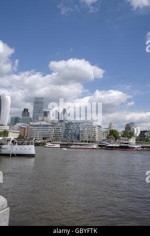 Une vue sur la rivière Thames avec HMS Belfast en premier plan avec le 'talkie walkie' 'râpe à fromage' 'Gherkin' sur les toits de la ville de Londres Banque D'Images