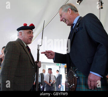 Le duc de Rothesay, également connu sous le nom de prince de Galles, patron du rassemblement 2009, dans la tente d'exposition de l'armée avant l'ouverture officielle du rassemblement 2009, à Holyrood Park, Édimbourg. Banque D'Images