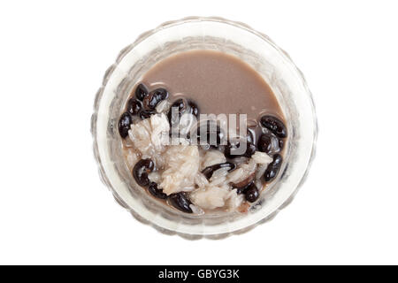 Le Riz collant doux et haricots noirs dans le lait de coco. Dessert thaï. Isolé sur blanc avec des chemins de travail. Banque D'Images