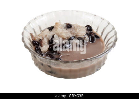 Le Riz collant doux et haricots noirs dans le lait de coco. Dessert thaïlandais sur fond blanc. Isolé sur blanc avec des chemins de travail Banque D'Images