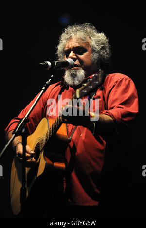 Peter Rotumah, du Black Arm Band d'Australie, se produit dans la tente Siam pendant le festival Womad à Charlton Park, dans le Wiltshire. Banque D'Images