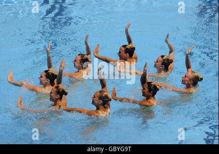 L'équipe britannique en formation pendant la finale de natation synchronisée Team Free lors des Championnats du monde de natation de la FINA à Rome, Italie. Banque D'Images