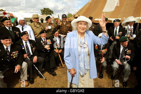 Dame Vera Lynn, les Forces britanniques qui chantent en amoureux de la Seconde Guerre mondiale, se délatent pour se rendre aux adeptes du spectacle de la guerre et de la paix à Paddock Wood, près de Tunbridge Wells dans le Kent. Banque D'Images