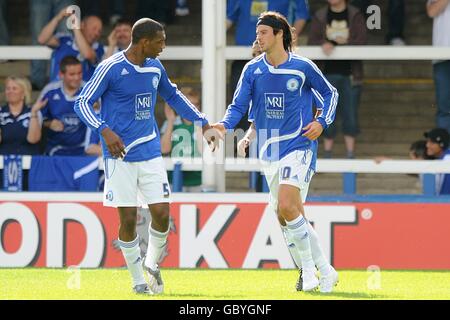 George Boyd, de Peterborough United, célèbre le deuxième but de ses côtés Avec son coéquipier Krystian Pearce (à gauche) Banque D'Images