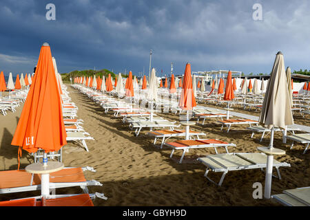 Torre Canne, Italie - 22 juin 2016 : tempête est sur le point de tomber sur la plage de Torre Canne sur les Pouilles, Italie Banque D'Images