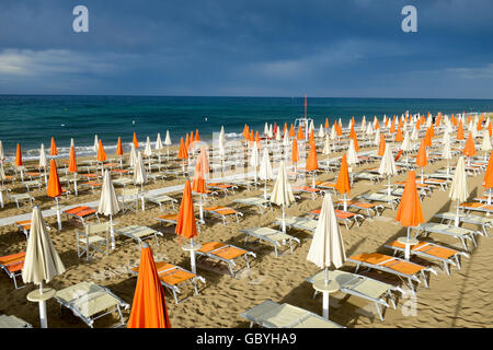 Torre Canne, Italie - 22 juin 2016 : tempête est sur le point de tomber sur la plage de Torre Canne sur les Pouilles, Italie Banque D'Images