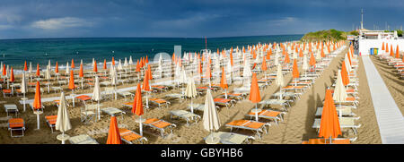 Torre Canne, Italie - 22 juin 2016 : tempête est sur le point de tomber sur la plage de Torre Canne sur les Pouilles, Italie Banque D'Images