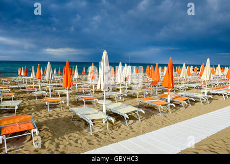 Torre Canne, Italie - 22 juin 2016 : tempête est sur le point de tomber sur la plage de Torre Canne sur les Pouilles, Italie Banque D'Images