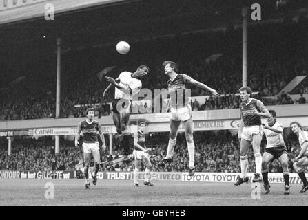 Steve Walford, de West Ham United (quatrième l), est à l'écart de Garth Crooks (deuxième l) de Manchester United, sous la surveillance de ses coéquipiers Ray Stewart (l), Steve Whitton (troisième l) et Dave Swindlehurst (troisième r), et Frank Stapleton (deuxième r) et Gordon McQueen (r) de Manchester United Banque D'Images