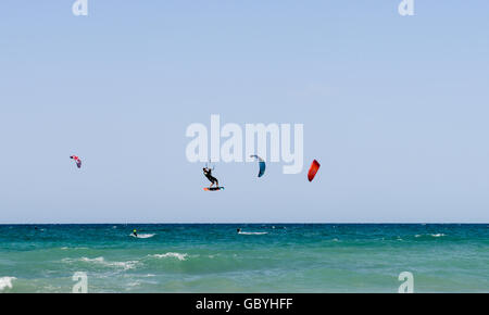 Torre Canne, Italie - 22 juin 2016 : des gens pratiquant le kitesurf sur la plage de Torre Canne sur les Pouilles, Italie Banque D'Images