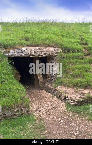 dh Cleeve Hill COTSWOLDS GLOUCESTERSHIRE Belas Knapp Stone Age long barrow tombeau d'entrée de chambre d'enterrement Banque D'Images