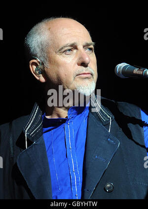 Peter Gabriel se produit sur la scène en plein air pendant le festival Womad à Charlton Park, Wiltshire. Banque D'Images