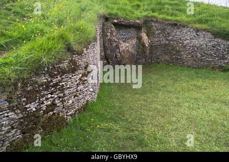 Dh Cleeve Hill COTSWOLDS GLOUCESTERSHIRE Belas Knapp Stone Age long barrow entrée chambre funéraire Banque D'Images