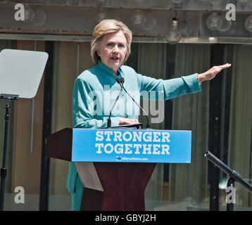 Atlantic City, NJ, USA. 6 juillet, 2016. Des campagnes d'Hillary Clinton en face de l'ancien Casino Trump Plaza sur la promenade. Banque D'Images