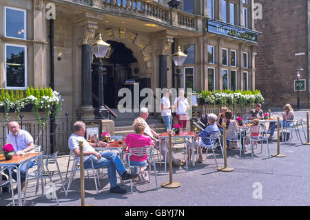 dh HARROGATE NORTH YORKSHIRE personnes assis à l'extérieur de la maison publique boire dans le soleil pub uk bière d'été dehors rue Banque D'Images