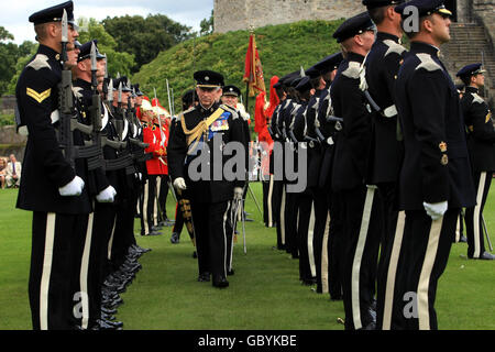 Le Prince de Galles, colonel en chef des gardes-dragons de la 1re Reine, inspecte les rangs du château de Cardiff où le régiment a célébré son 50e anniversaire. Banque D'Images