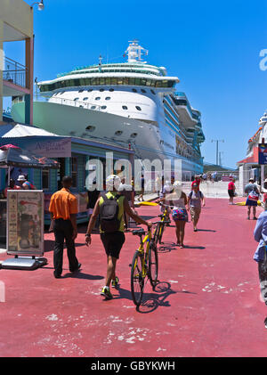 dh St Johns quai du patrimoine Antigua CARAÏBES Tourisme passagers cyclistes bateau de croisière Saint Johns port quai est île personnes barbuda Banque D'Images