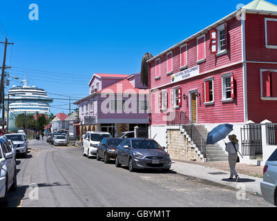 Dh St Johns Antigua Antilles Nevis Street et de navire de croisière au bout de la route rue ville coloniale Banque D'Images