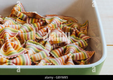 Près d'un bois frais pâtes multicolores sur fond de bois Banque D'Images