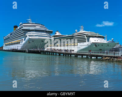 Dh St Johns Antigua Antilles Nevis Street Pier Saint Johns, deux navires de croisière Harbour Harbour Banque D'Images