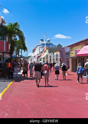 dh Saint Johns Heritage Quay ANTIGUA CARIBBEAN Street St personnes et paquebot de croisière dans le port de vacances du port Banque D'Images