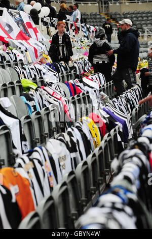 Soccer - Sir Bobby Robson Hommages - St James' Park.Les fans se font un hommage parmi les hommages laissés à Sir Bobby Robson au parc St James' Park, à Newcastle. Banque D'Images