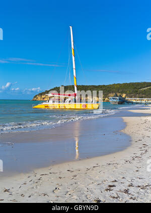 Dh Dickenson Bay Beach Antigua Antilles Antigua beach boat Wadadli Cats catamaran catamarans tours à venir à terre Banque D'Images