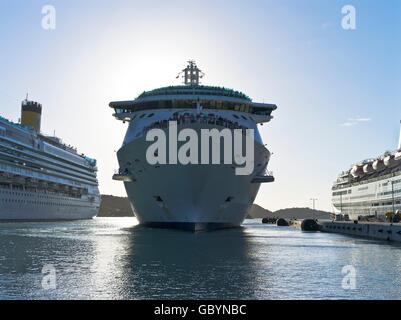 dh St Johns ANTIGUA CARIBBEAN Front Jewel of the Seas Royal Caribbean Passenger Cruise navire au départ des bateaux de l'île portuaire amarrés Banque D'Images