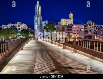 Pont vers la cathédrale de Saint Mary à Gérone, Costa Brava, Espagne Banque D'Images