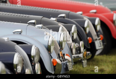 Morgan Motor Company Centenary Festival.Morgan cars au champ de courses de Cheltenham pour le festival du centenaire de Morgan Motor Company. Banque D'Images