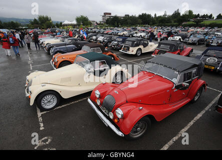 Morgan cars au champ de courses de Cheltenham pour le festival du centenaire de Morgan Motor Company. Banque D'Images