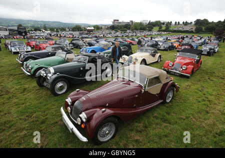 Morgan cars au champ de courses de Cheltenham pour le festival du centenaire de Morgan Motor Company. Banque D'Images